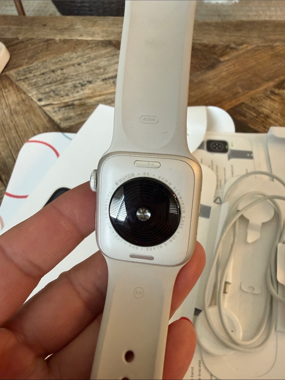 Apple Watch SE Gen 2 40mm  Smartwatch Gray Sport Band - Picture 3 of 6